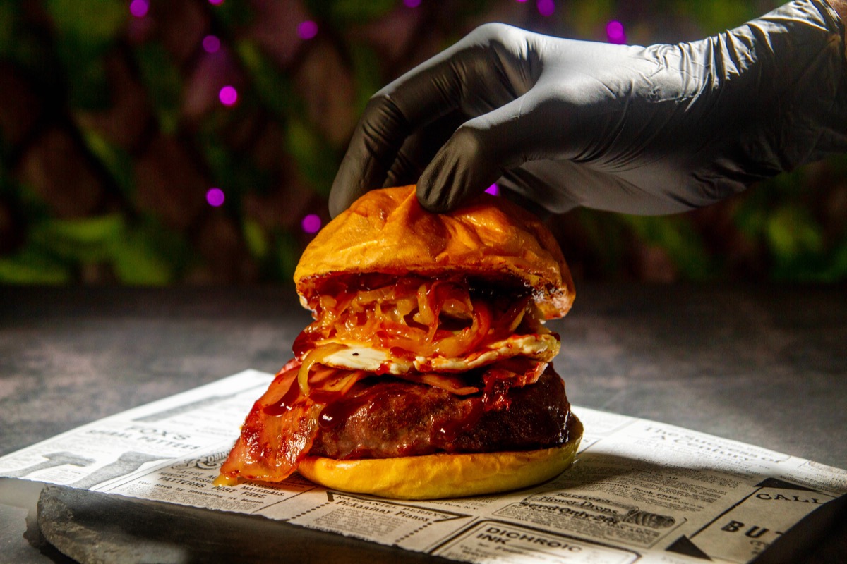 Hamburguesa Dry Aged con bokeh de luces — D&M Burguers