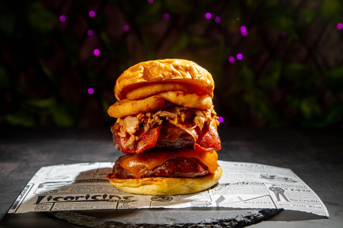 Hamburguesa torre con onion rings D&M Burguers